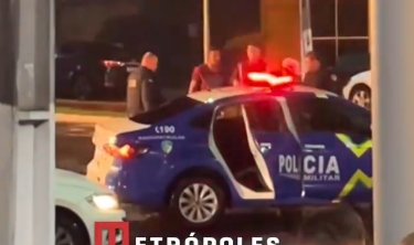 Homem reage rápido, ajuda polícia durante perseguição e vira destaque em vídeo viral; Veja vídeo