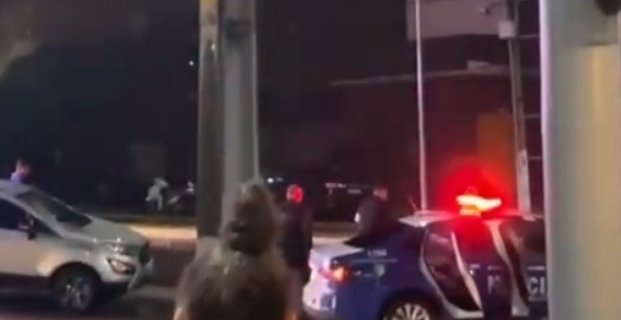 Homem reage rápido e ajuda polícia durante perseguição; Veja vídeo