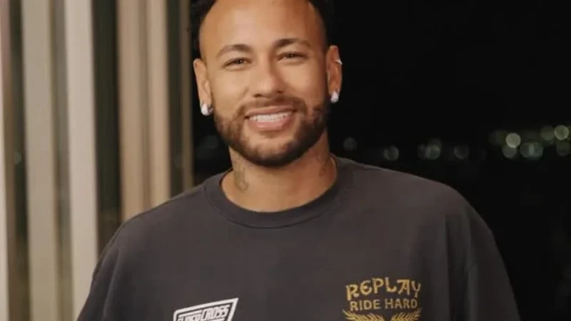 VÍDEO: Neymar expõe rotina com filha e treinos antes de clássico e mostra bastidores fora de campo