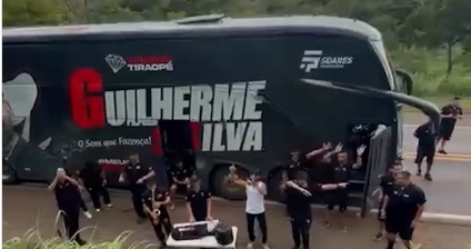 Cantor transforma congestionamento em show improvisado e anima motoristas na BR-040