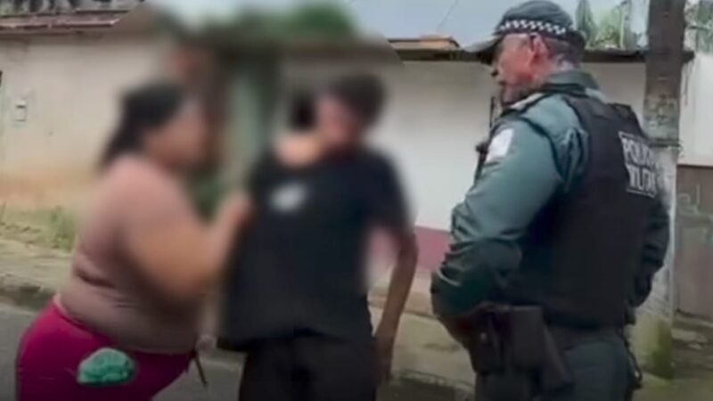 Mãe flagra filho em boca de fumo e parte para bofetadas no suspeito diante dos policiais; veja vídeo