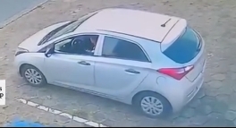 Homem é esfaqueado dentro de carro e mulher tenta impedir ataque; Veja vídeo
