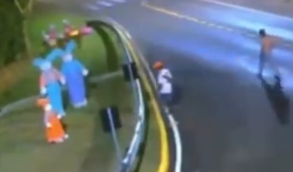 Homem furta coelho de Páscoa de decoração e ação é flagrada por câmeras; Veja vídeo