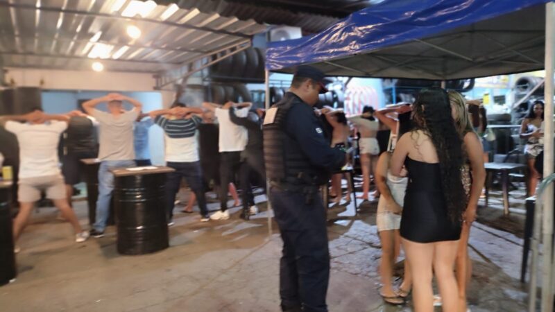 PM detém proprietário de distribuidora por permitir consumo de álcool a menores em Cuiabá; veja vídeo