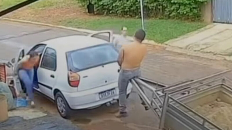 Erro bobo vira pesadelo: carretinha dispara e homem acaba ferido; Veja vídeo