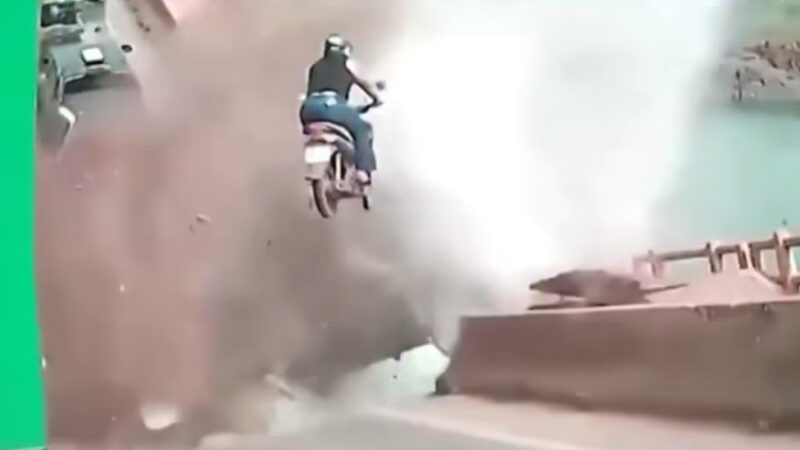 Moto é arrastada após colapso de ponte e vídeos revelam o momento; Veja vídeo