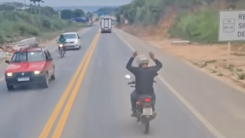 imprudência e provocação: motoqueiro faz gesto obsceno após ultrapassagem perigosa; Veja vídeo