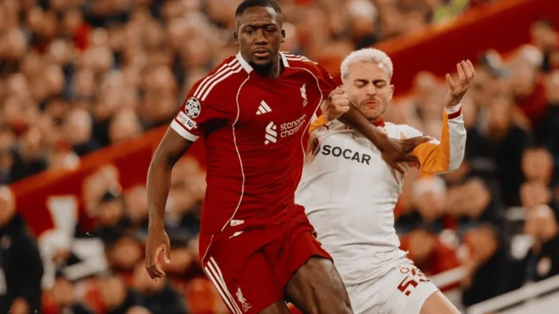 Konaté sofre ataques racistas após classificação do Liverpool na Champions League