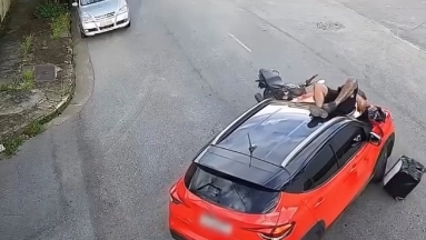 Mulher para no meio da via, causa acidente e justificativa vira meme; Veja vídeo