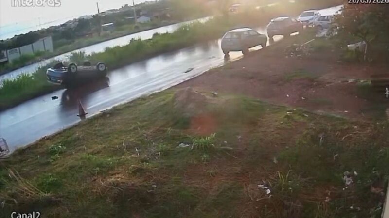 Câmera captura momento em que veículo capota após condutora perder controle em Cuiabá; veja vídeo