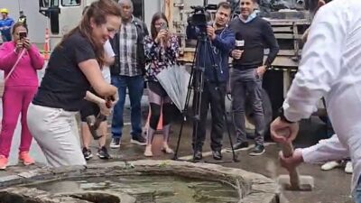 Prefeito quebra cocho com marreta e ato simbólico vira alvo de questionamentos em MG; veja vídeo