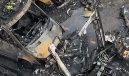 Incêndio criminoso destrói ambulâncias; Veja vídeo