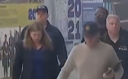 Avião atinge caminhão, deixa pilotos mortos e dezenas feridos; Veja vídeo