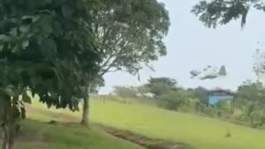 Aeronave com 125 pessoas cai na colômbia e deixa mortos e feridos; Veja vídeo