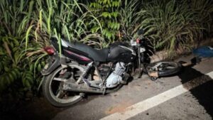 Motociclista morre após acidente com carro ao tentar ultrapassagem em Cuiabá; veja vídeo