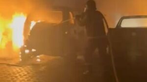 Incêndio em garagem destrói carro e comércio em Cuiabá; veja vídeo