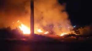 Moradores registram incêndio descontrolado em terreno baldio de Cuiabá; veja vídeo