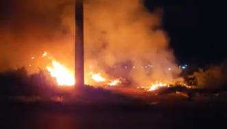 Moradores registram incêndio descontrolado em terreno baldio de Cuiabá; veja vídeo