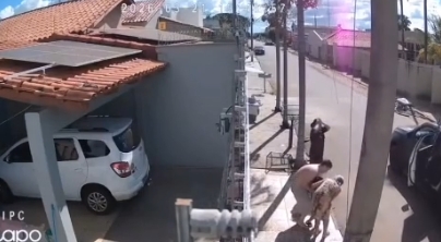 Criança engasga com balinha e é salva por policiais durante patrulhamento; Veja vídeo