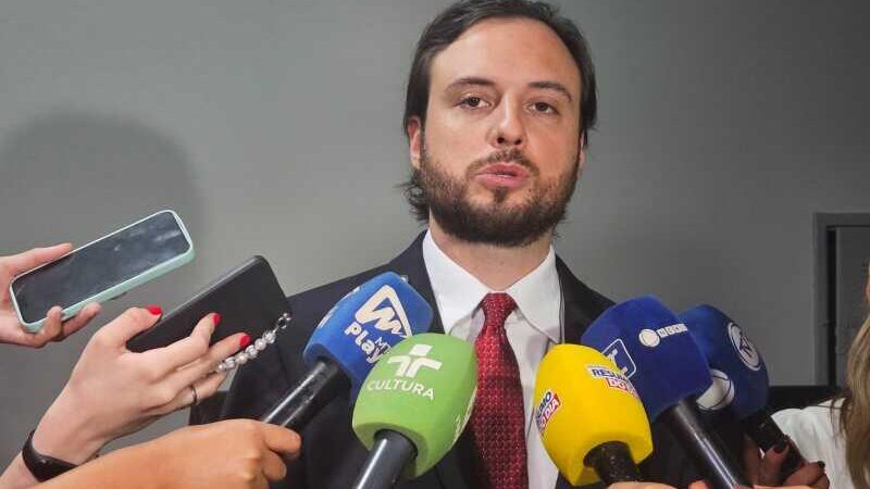 Daniel Monteiro explica números da Educação e aponta diferença entre empenho e repasse; veja vídeo