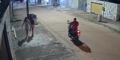 Homem é flagrado importunando criança e é confrontado pela mãe; Veja vídeo