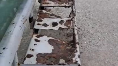 Pedestre registra ponto de ônibus tomado pela ferrugem e revolta moradores; veja vídeo