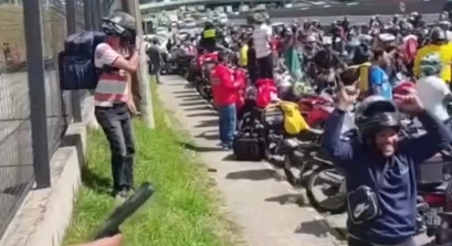 Motociclistas protestam nas ruas e cobram regulamentação e melhores condições de trabalho; Veja vídeo