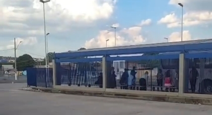 Mulher cadeirante não consegue embarcar em ônibus e filha expõe falta de acessibilidade; veja vídeo