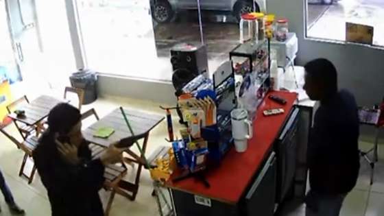 Vídeo mostra criminosos armados rendendo trabalhador durante assalto em conveniência de VG; veja vídeo