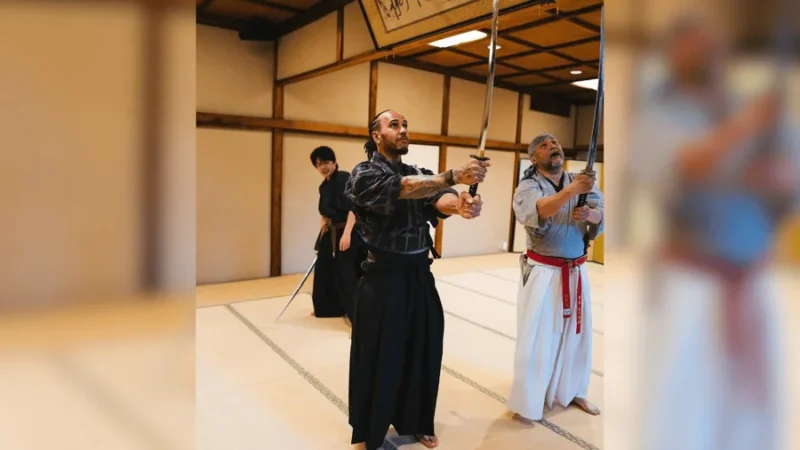 VÍDEO: Hamilton treina como samurai no Japão antes do GP e chama atenção nas redes