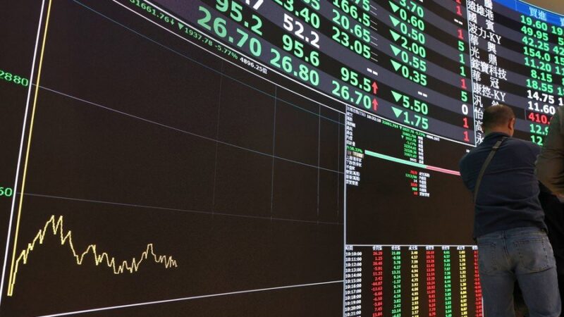 Bolsas globais amanhecem divididas e petróleo dispara