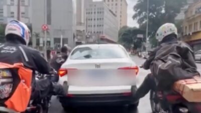 Carro dá pane e motociclistas ajudam a empurrar; Veja vídeo