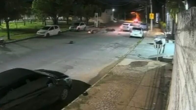 Motorista suspeito de embriaguez invade pista contrária e atropela motociclistas em Cuiabá; veja vídeo