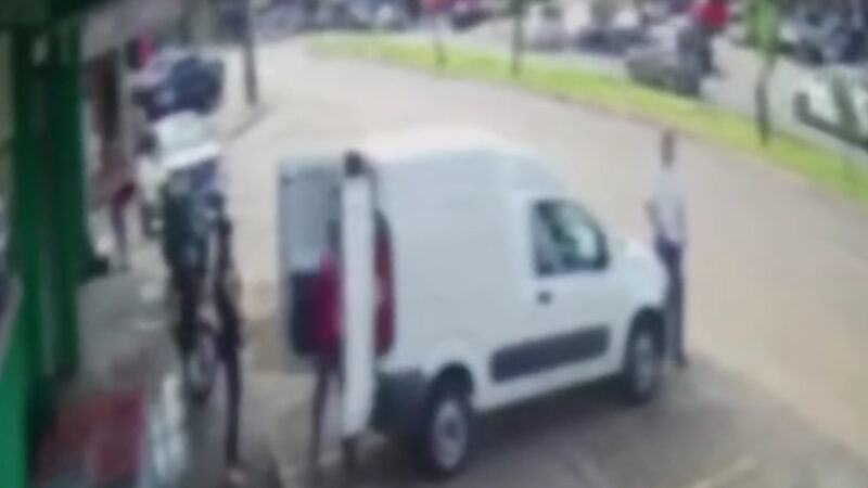 Funcionárias são presas por furtar supermercado; Veja vídeo