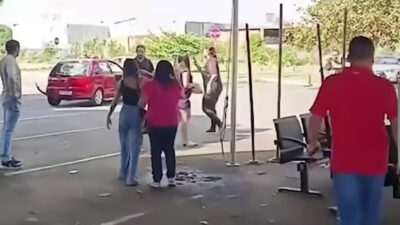 Carro desgovernado atinge candidatos durante prova da auto-escola; Veja vídeo