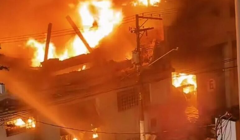 Incêndio de grandes proporções mobiliza força-tarefa e provoca apagão em área central; veja vídeo