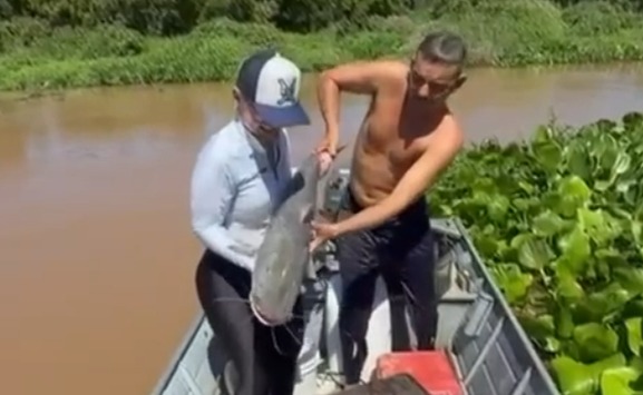 Homem mergulha no rio e busca o peixe pescado com a mão em Barão de Melgaço; veja vídeo