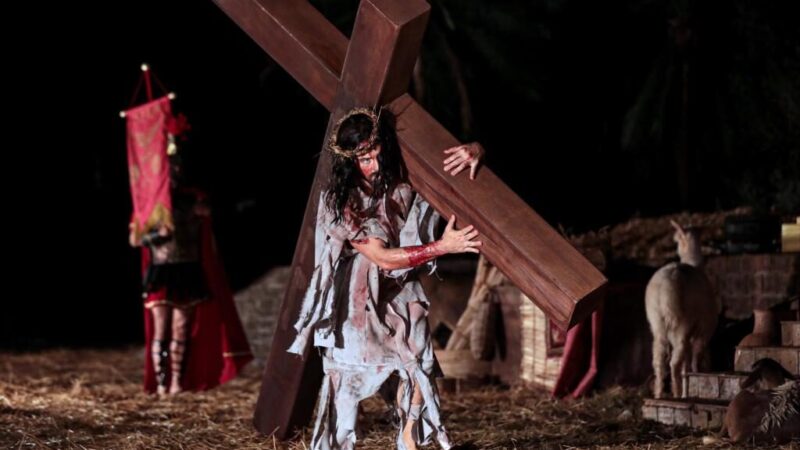 Arena Pantanal recebe preparativos finais para reunir famílias em espetáculo da Paixão de Cristo; veja vídeo