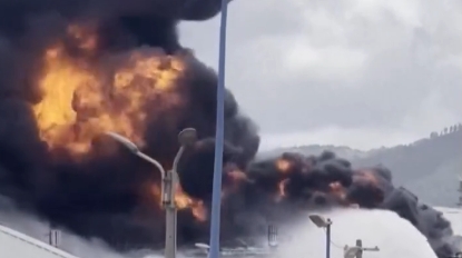 Ataque atinge refinaria e provoca incêndio de grande proporção; Veja vídeo