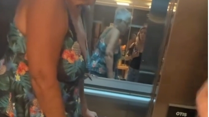 Moradora tenta proibir uso de elevador com pet e cria climão em condomínio; Veja vídeo