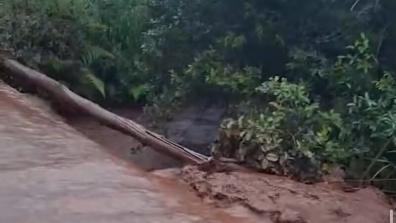 Temporal causa transbordamento em mineradora e sedimentos avançam sobre córrego; Veja vídeo