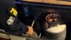 Carro com botijão de gás é flagrado na BR-405 e motorista admite ter bebido; Veja vídeo