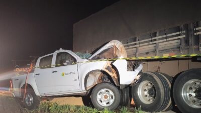 Motorista perde controle e morre após bater na traseira de carreta na BR-364; veja vídeo