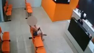 Mulher reage a assalto dentro de clínica e frustra ação de dupla; Veja vídeo