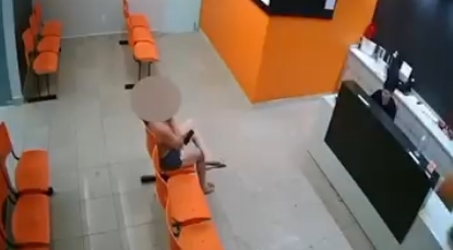 Mulher reage a assalto dentro de clínica e frustra ação de dupla; Veja vídeo