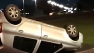 Carro capota perto do aeroporto e motorista surpreende ao sair ileso e recusar socorro; Veja vídeo