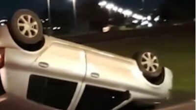 Carro capota perto do aeroporto e motorista surpreende ao sair ileso e recusar socorro; Veja vídeo