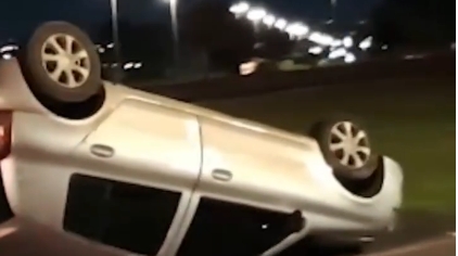 Carro capota perto do aeroporto e motorista surpreende ao sair ileso e recusar socorro; Veja vídeo