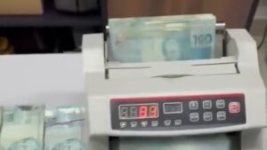 Polícia encontra cofre com R$ 109 mil em mansão ligada ao CV e prende suspeitos em operação; Veja vídeo
