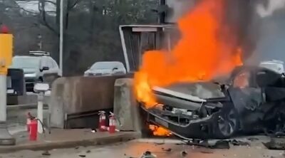 Motorista fica preso em carro em chamas após batida em pedágio e é salvo por policial; Veja vídeo